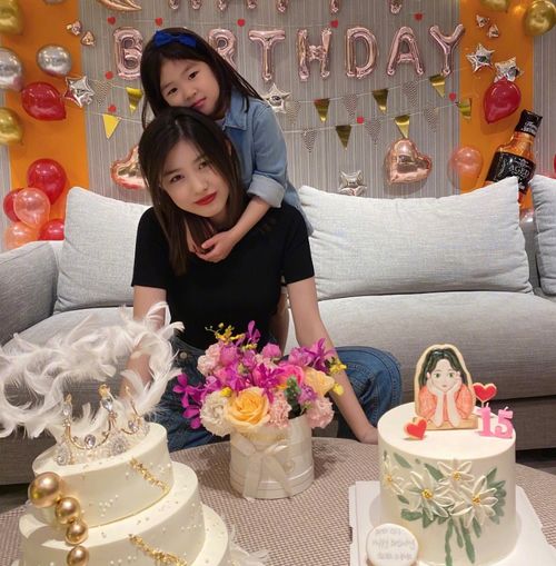 章子怡为15岁女儿庆生,小苹果带妆照片,有女神的感觉了