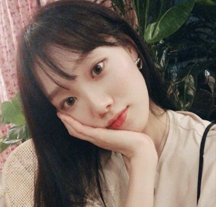 南韩腿精李圣经可不仅身材火爆,这活力妆容也是让人心动