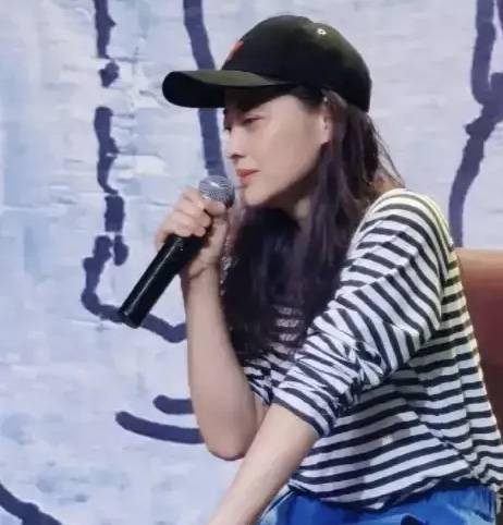 46岁梅婷出席活动太惊艳,扎高马尾美似少女,大长腿超亮眼