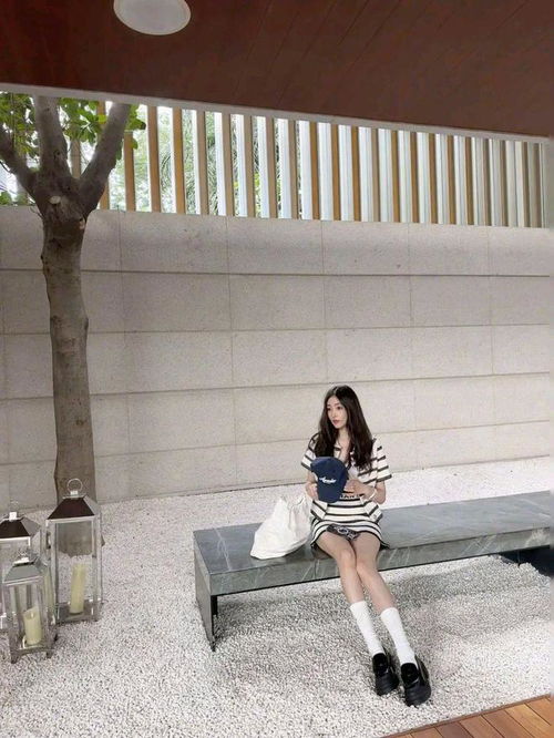 张天爱一套黑白条纹裙,清新甜美,营造出十足的少女感