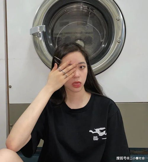 欧阳娜娜晒近照,连环戒抢镜不算啥,这腿是真实存在的吗