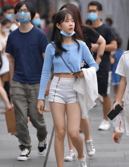 婀娜多姿的打底裤美女,传递出沁人心脾的美感,时髦凉快