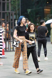 街拍美女们搭配尽显成熟女性的魅力,背影让人着迷