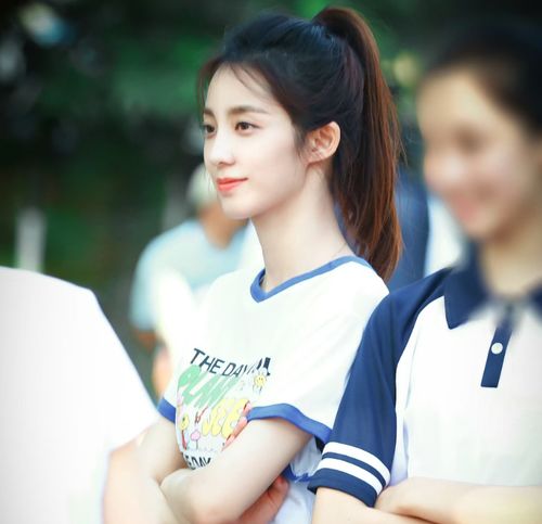 赵露思许我耀眼校服照好乖毫无网红感,和女二同框很惊艳