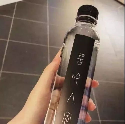 网易云热评他不是高冷,只是没时间理你,因为他忙着对另一个人卑微