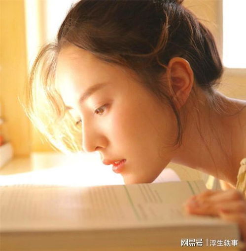 男友在商场手捧鲜花,跪地求婚被拒,女方父母外地人要有房有车