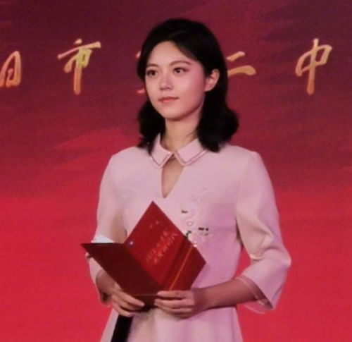 赵今麦回学校主持节目,偷拍生图曝光,17岁少女最真实的样子