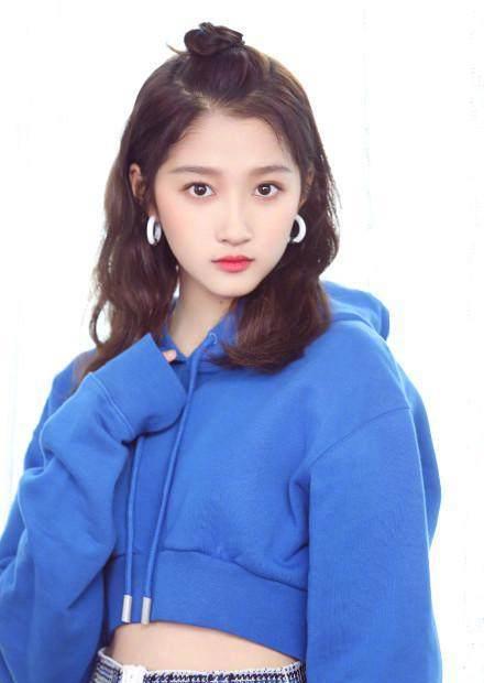 5位女星同穿蓝色卫衣,杨幂垫底,热巴第二,却没想到第一是她刘诗诗