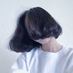 女生剪下短发除了帅气,更增添一份利落感,感觉更