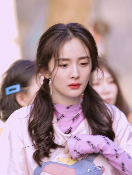 杨幂扎双马尾穿粉衣,重回少女超美丽,谁都看不出她33岁