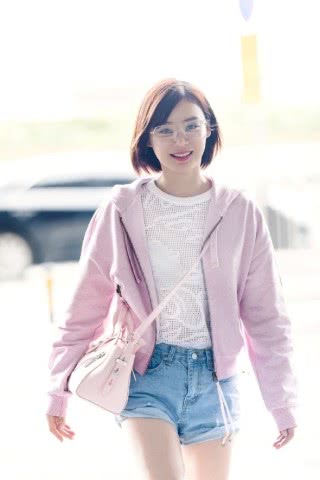 23岁出道,不接吻戏被骂长的丑,如今变成马甲线女王