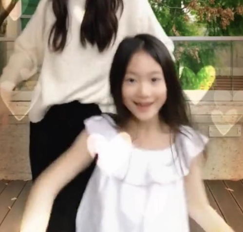 李小鹏8岁女儿近照曝光,荷叶边上衣显淑女,与妈妈合舞仙气十足