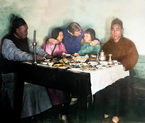 清末时期,一个洋人左拥右抱陪酒女的照片,一副轻佻下流的样子