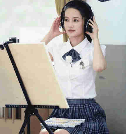 李沁校服照曝光,青春活力似十七岁少女,微微一笑就像遇见了初恋