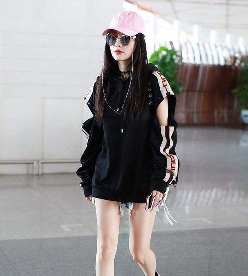 李小璐美回颜值巅峰,穿粉色卫衣配百褶裙,状态好似18岁少女