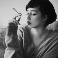 求帮忙找头像,好像是欧美风黑白的一个女的站着抽烟,丸子发型貌似侧脸,后面还站着几个人