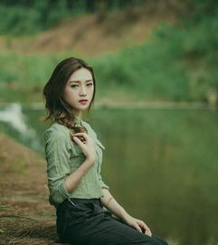 幽默笑话第一天去一小饭馆吃饭,遇到一女孩,于是第二天又去了
