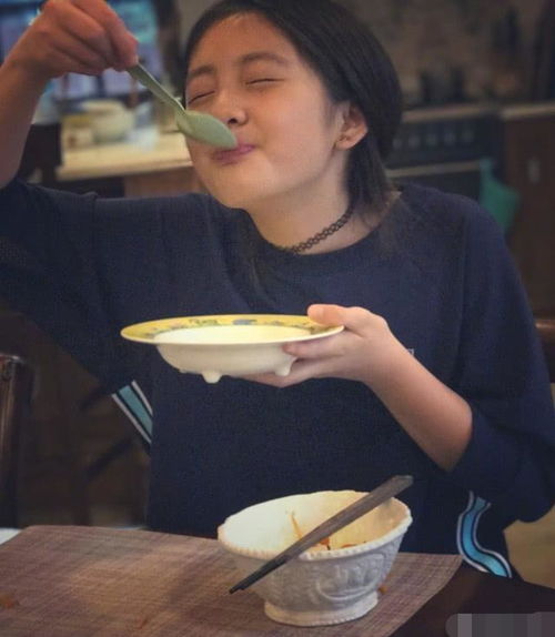 黄磊带小女儿吃杏,吃货妹妹穿得好仙,耳坠项链还是一系列的