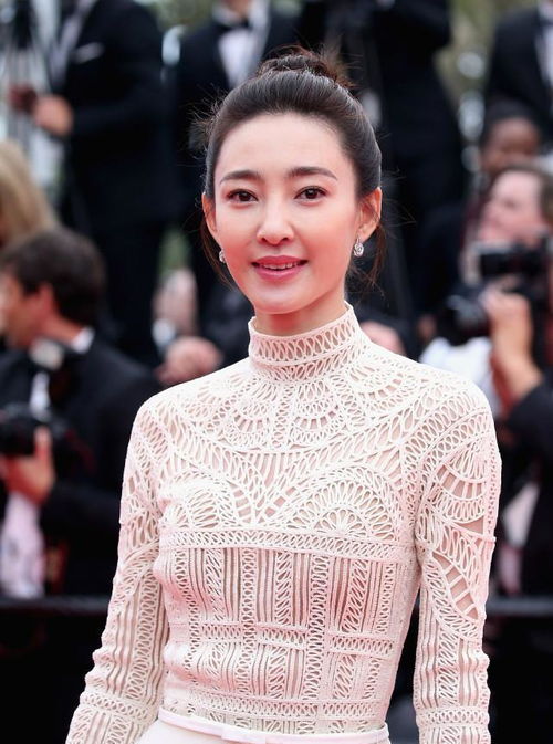 王丽坤真是气质女性,穿镂空上衣配白裙,看着高贵又不俗气
