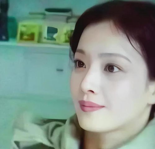 章泽天现身米兰时装周,质感皮裙搭配低马尾,侧脸神似刘亦菲妈妈