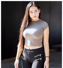 街拍婀娜清秀的紧身打底裤美女,突显女性成熟气质