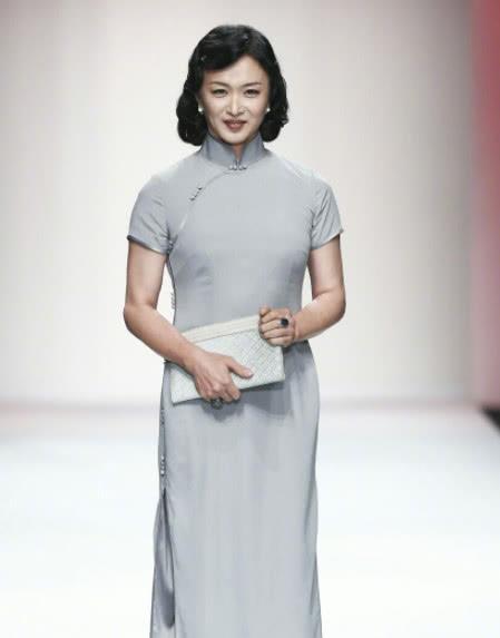 金星真厉害,穿金纹旗袍秀好身姿,网友越来越有女人味了