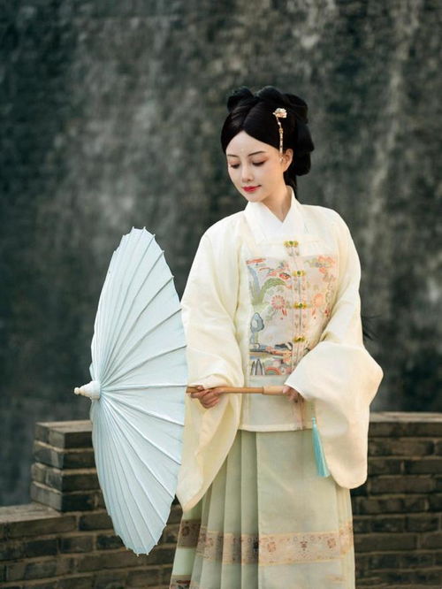 穿汉服的甜馨太美了同框妈拍大片,她如千金名媛,李小璐像网红