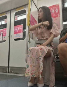 街拍深夜地铁上高冷范性感美女,看人的眼神都如此犀利