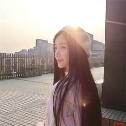 搞笑段子今天去接女儿放学回来,一回到家里就对着老婆说...