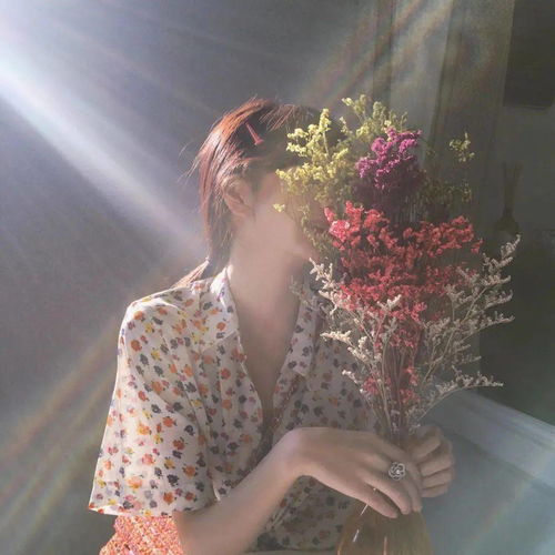 女生手捧鲜花头像