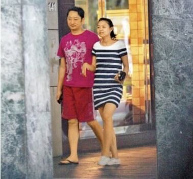 53岁谐星因扮丑出名,屡次被甩情路坎坷,今与小15岁女友偷偷领证