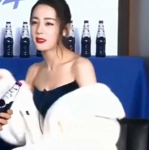 迪丽热巴自称本人比照片视频更漂亮,失去十级滤镜的脸很真实,直男沸腾了