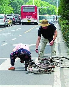 女士骑车摔倒几位路人未扶老外路过将其扶起