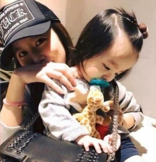 读书时是校花,凭还珠格格成大众女神,现嫁给小三岁老公过成这样