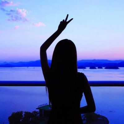 求一张qq头像,女生的背影,背景是深蓝色的大海,谢谢