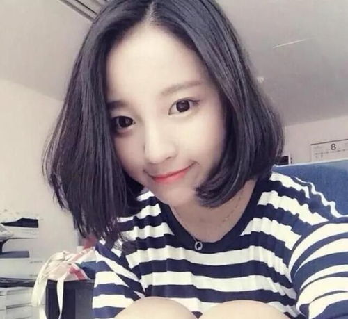 开心一笑去广场散步,一个大叔在摆摊卖望远镜