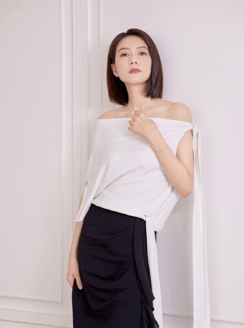 高圆圆气质太好,一身黑色连体裤优雅干练,完美诠释女神范儿