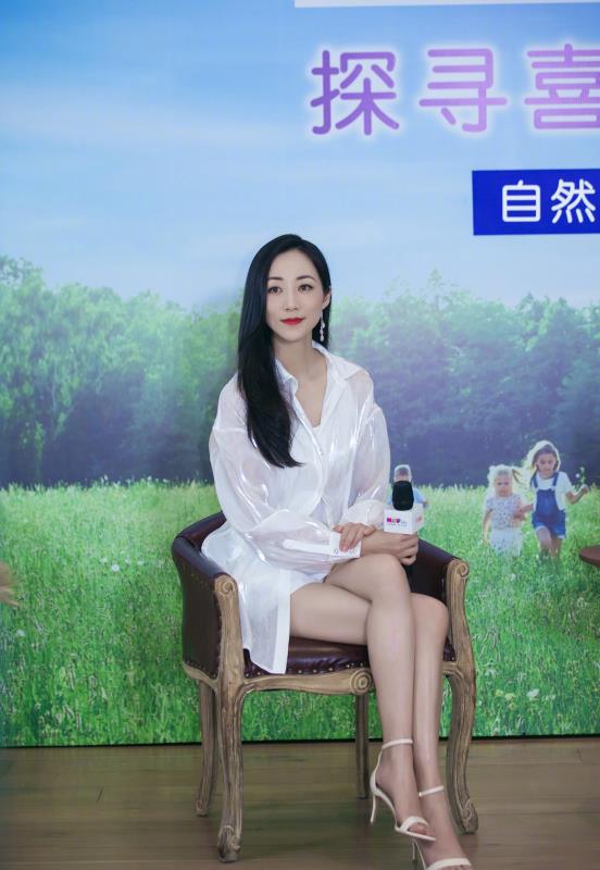 被韩雪的气质给征服了知性女人的简约白色穿搭,看上去超有韵味