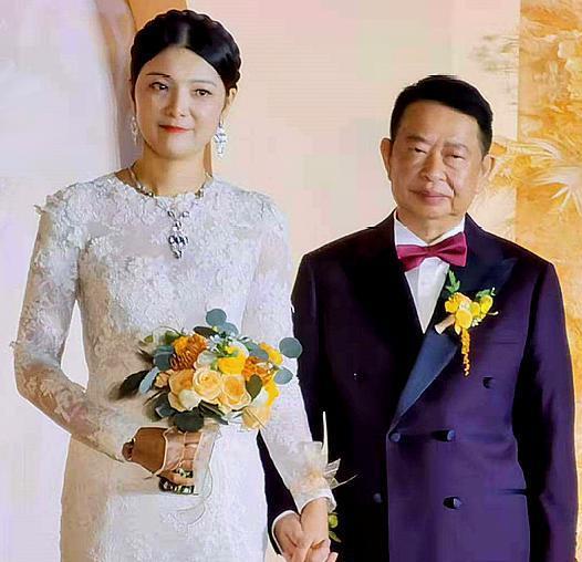 63岁老板迎娶38岁新娘遭酸,新娘身份被泄露等62年后,这不稀奇