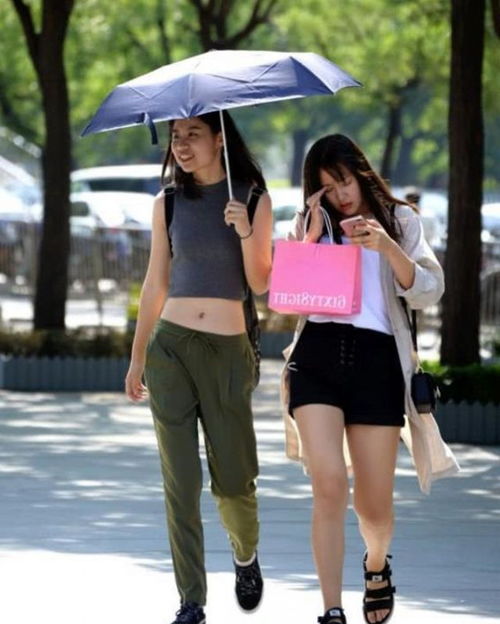 街拍,美女灰色针织背心搭配墨绿色休闲裤,清新自然