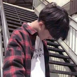 帅气超拽男生头像戴耳钉抽烟