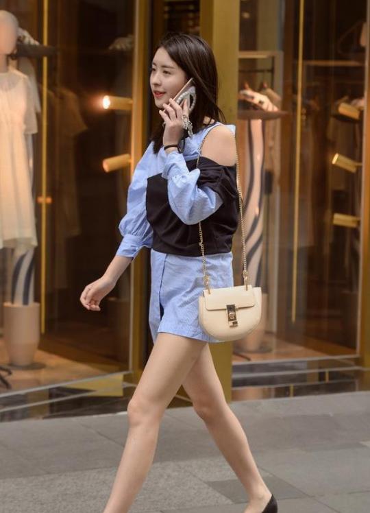 迷人靓丽的美女街拍骨感的美女,成熟的女性魅力瞬间爆发