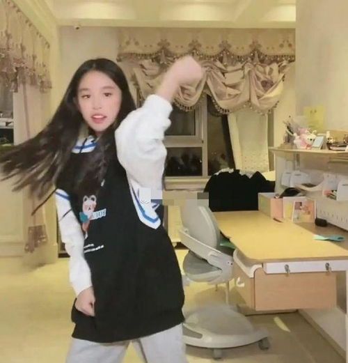 张庭女儿晒跳舞视频,自信大方又美丽,网友美颜开得妈都不认识