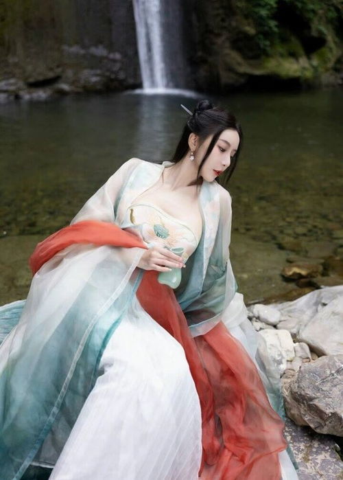 美女写真古装俏佳人花间酒田园美拍,身材妖娆眉目多情