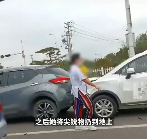 宝妈多次彪悍追尾,抱娃猛砸车窗,狠扎前车司机的工具竟是水果刀