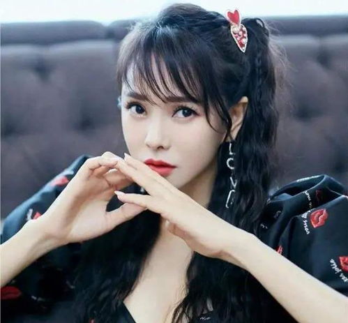单亲家庭影响太大伊能静18岁儿子晒女装照被网暴,粉色桃花妆潮味十足