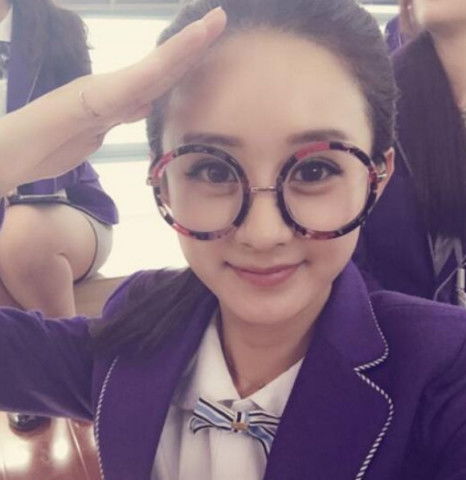 短发戴眼镜女生微信头像迪丽热巴