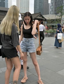 街拍青春活力,阳光十足的短裤美女
