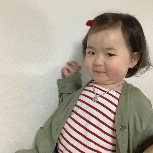 4岁女孩活出大佬风范,13万网友惊叹这么可爱,表情包扛把子非你莫属