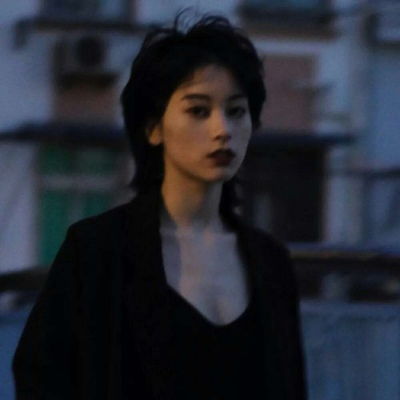 忍不住多看两眼的民国风头像谈笑风生看起来很开心的女孩